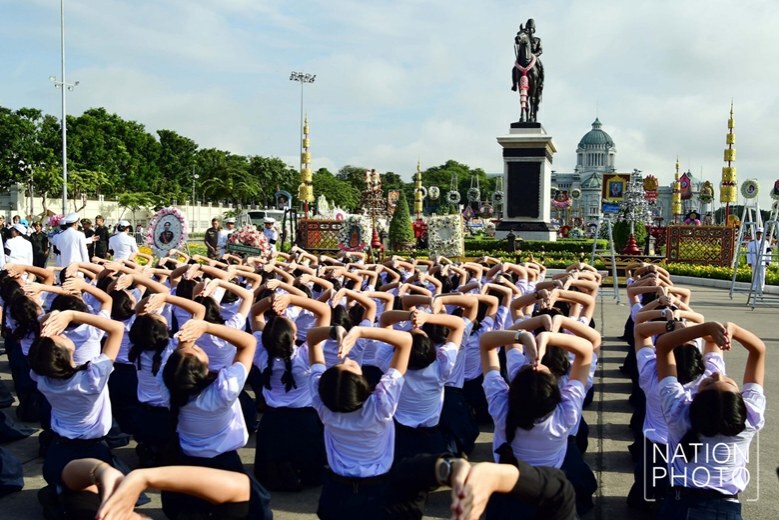 (ภาพชุด)นายกฯ นำครม.-ขรก. ถวายพวงมาลาวันปิยมหาราช