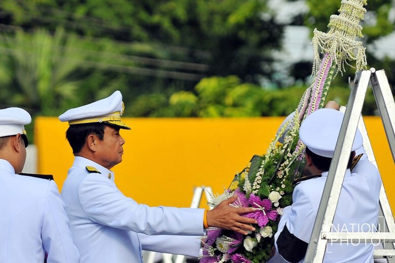 (ภาพชุด)นายกฯ นำครม.-ขรก. ถวายพวงมาลาวันปิยมหาราช