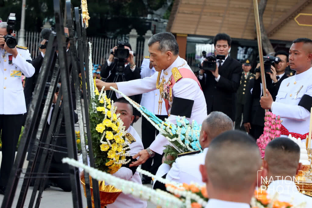 สมเด็จพระเจ้าอยู่หัว ทรงวางพวงมาลาถวายราชสักการะพระบรมราชานุสรณ์ รัชกาลที่ 5 เนื่องในวันปิยมหาราช สมเด็จพระเจ้าอยู่หัว ทรงวางพวงมาลาถวายราชสักการะพระบรมราชานุสรณ์ รัชกาลที่ 5 เนื่องในวันปิยมหาราช