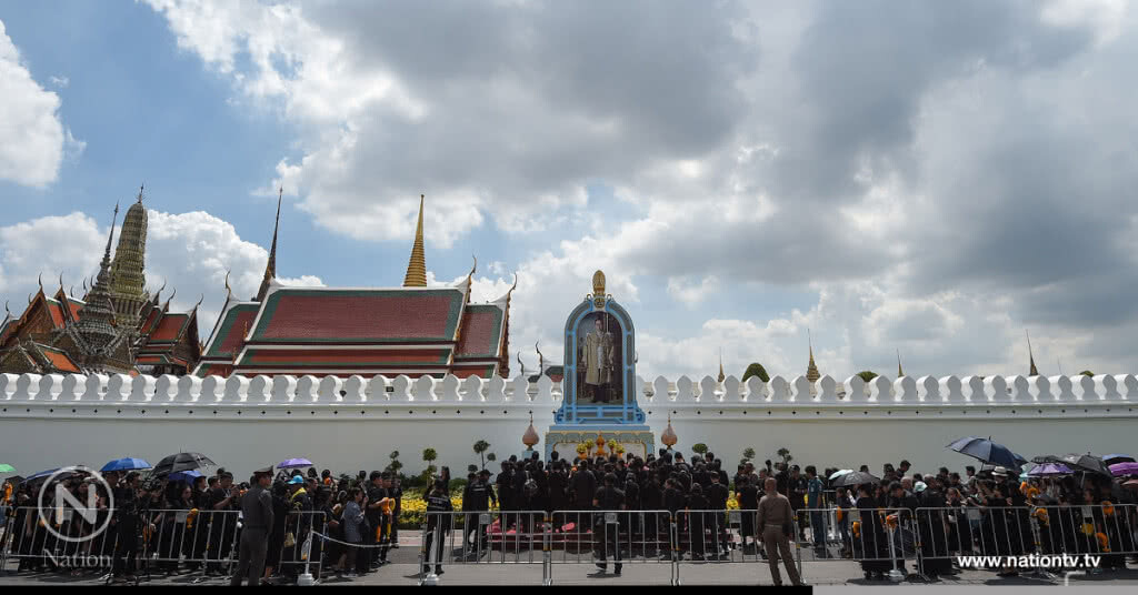 แดดร้อนไม่หวั่น! ปชช.ต่อคิวถวายพวงมาลัยดาวเรืองแน่นขนัดในวันปิยมหาราช แดดร้อนไม่หวั่น! ปชช.ต่อคิวถวายพวงมาลัยดาวเรืองแน่นขนัดในวันปิยมหาราช