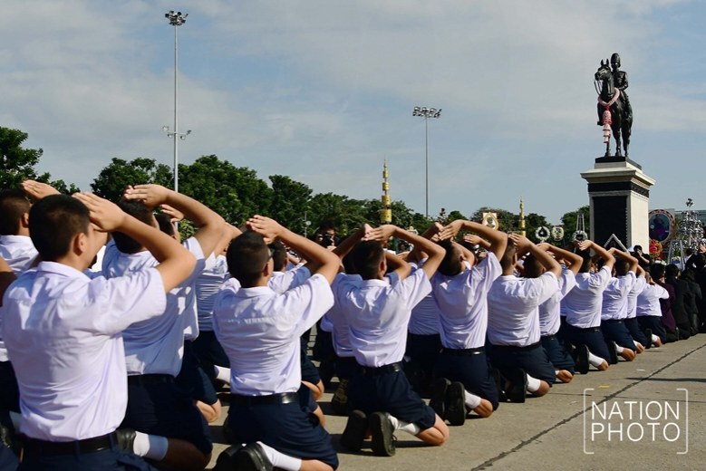 (ภาพชุด)นายกฯ นำครม.-ขรก. ถวายพวงมาลาวันปิยมหาราช