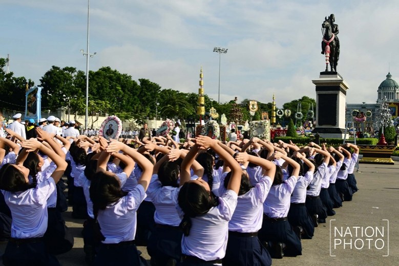 (ภาพชุด)นายกฯ นำครม.-ขรก. ถวายพวงมาลาวันปิยมหาราช
