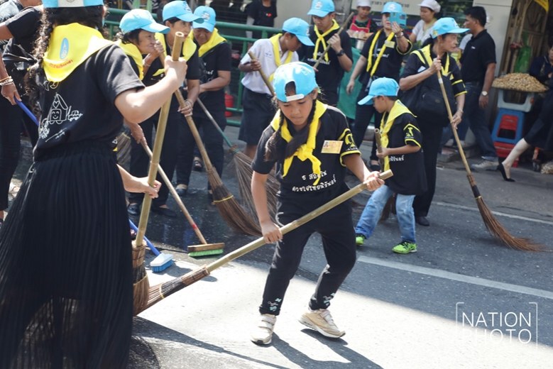 คณะแพทยศาสตร์ศิริราช ร่วมกับจิตอาสาทำความสะอาดโดยรอบรพ.ศิริราช