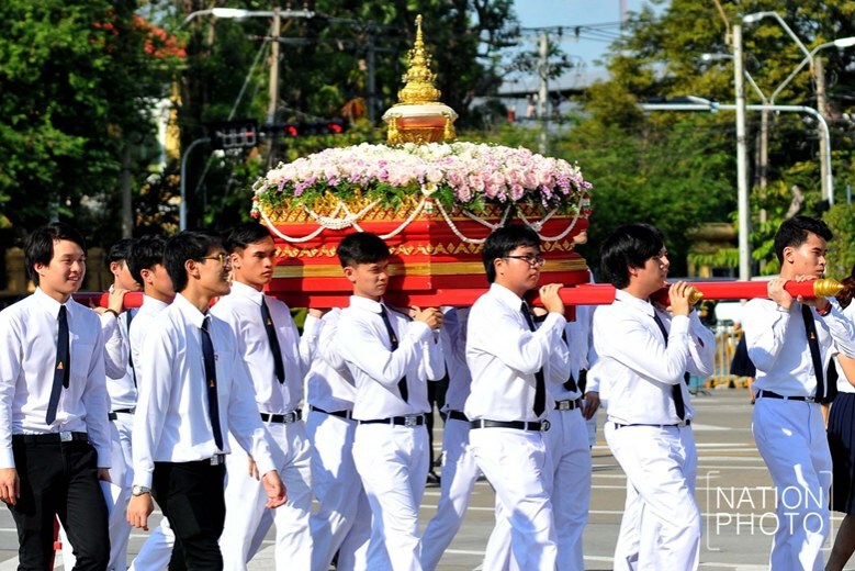 (ภาพชุด)นายกฯ นำครม.-ขรก. ถวายพวงมาลาวันปิยมหาราช