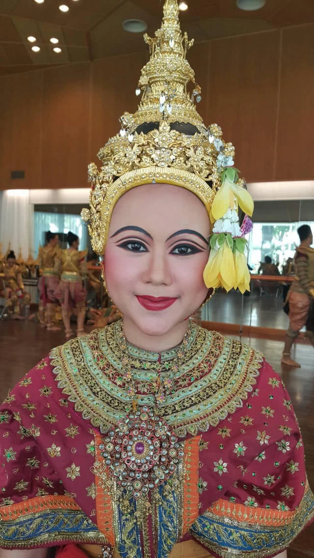 "ศิษย์เอ็มทีไอ" ร่วมใจแต่งหน้าโขนหน้าพระเมรุมาศ รัชกาลที่ ๙