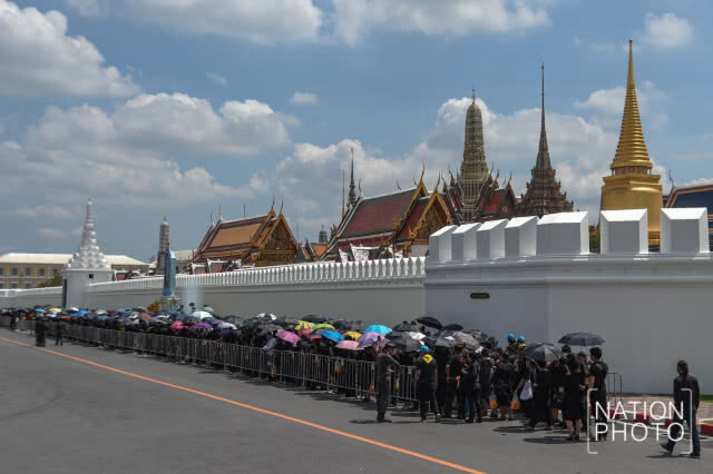 แดดร้อนไม่หวั่น! ปชช.ต่อคิวถวายพวงมาลัยดาวเรืองแน่นขนัดในวันปิยมหาราช