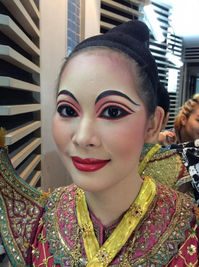 "ศิษย์เอ็มทีไอ" ร่วมใจแต่งหน้าโขนหน้าพระเมรุมาศ รัชกาลที่ ๙