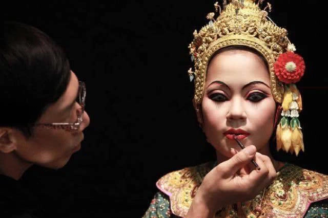 "ศิษย์เอ็มทีไอ" ร่วมใจแต่งหน้าโขนหน้าพระเมรุมาศ รัชกาลที่ ๙