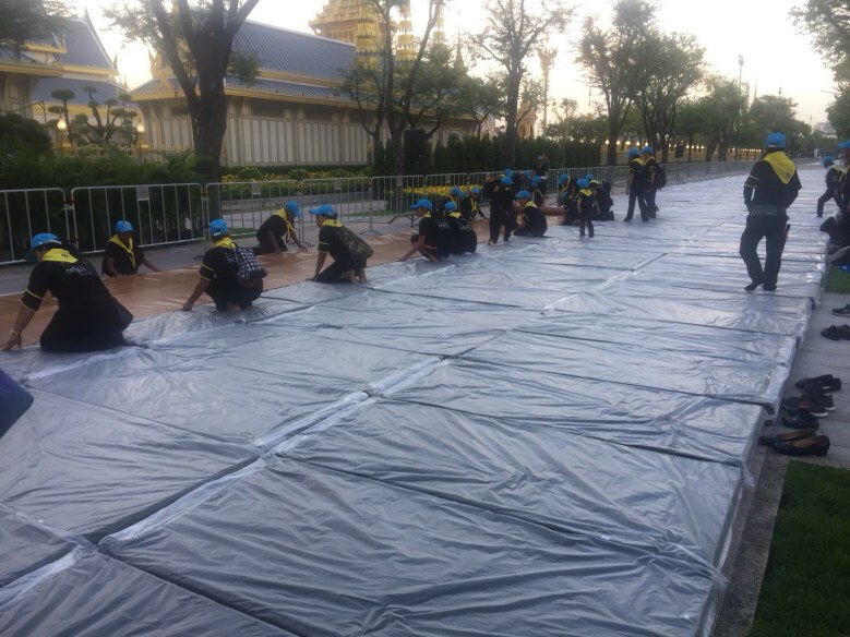 ในหลวงทรงห่วงใย ปชช. มีรับสั่ง ให้นำเบาะมาปูรองนั่ง