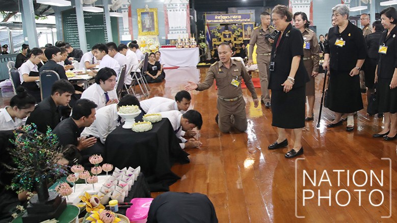 สมเด็จพระเทพฯ ทรงแทงหยวกฝีพระหัตถ์ประดับพระจิตกาธาน