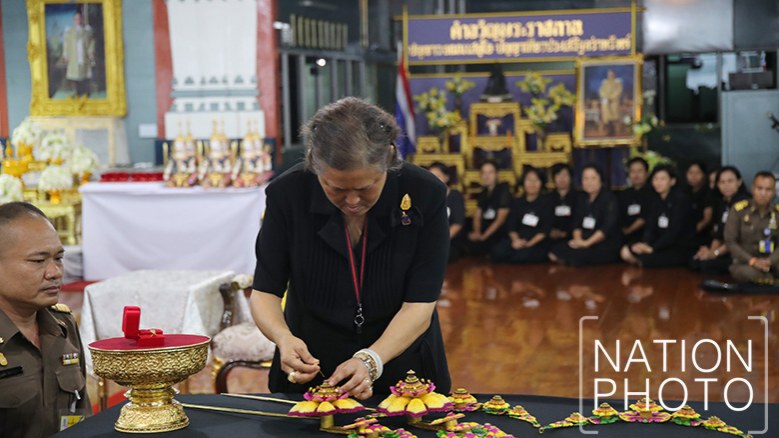 สมเด็จพระเทพฯ ทรงแทงหยวกฝีพระหัตถ์ประดับพระจิตกาธาน