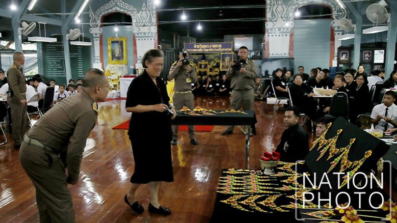 สมเด็จพระเทพฯ ทรงแทงหยวกฝีพระหัตถ์ประดับพระจิตกาธาน