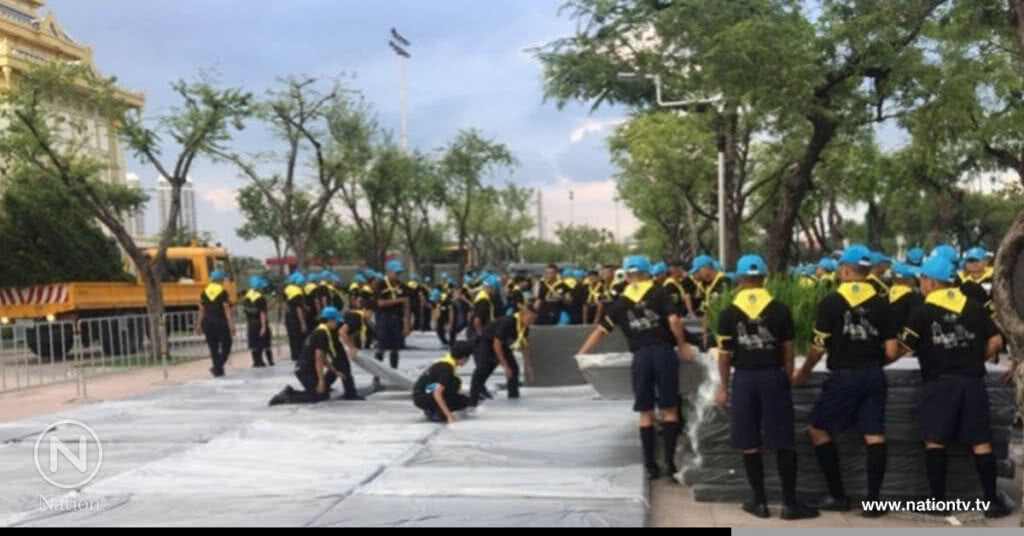 ในหลวงทรงห่วงใย ปชช. มีรับสั่ง ให้นำเบาะมาปูรองนั่ง ในหลวงทรงห่วงใย ปชช. มีรับสั่ง ให้นำเบาะมาปูรองนั่ง