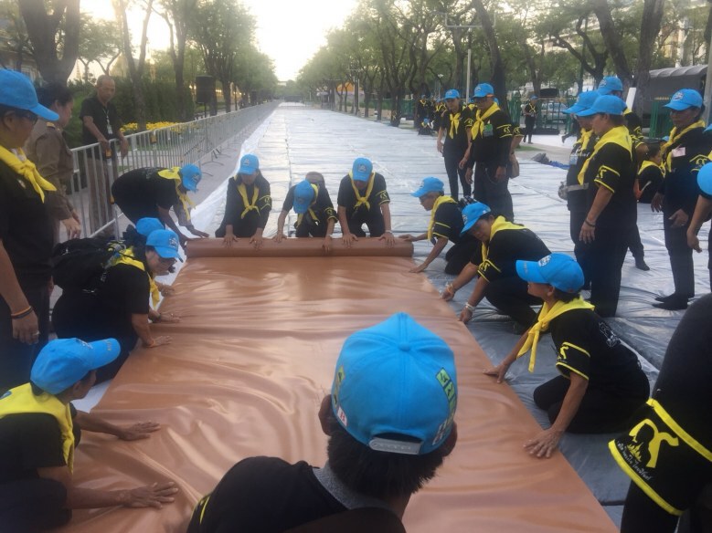 ในหลวงทรงห่วงใย ปชช. มีรับสั่ง ให้นำเบาะมาปูรองนั่ง
