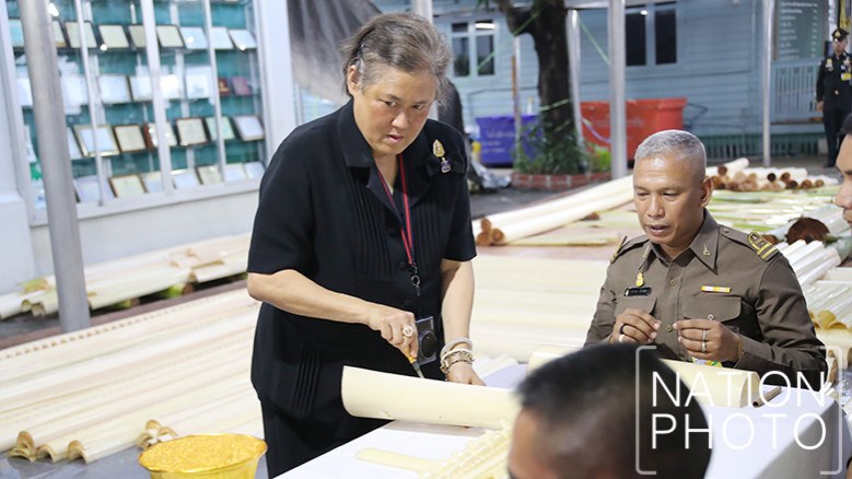 สมเด็จพระเทพฯ ทรงแทงหยวกฝีพระหัตถ์ประดับพระจิตกาธาน