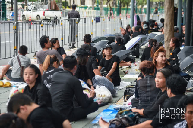 ปชช.หอบเสื้อผ้า-ปูพื้นนั่งปักหลักจับจองที่นั่งรอเข้าสนามหลวงกันแล้ว