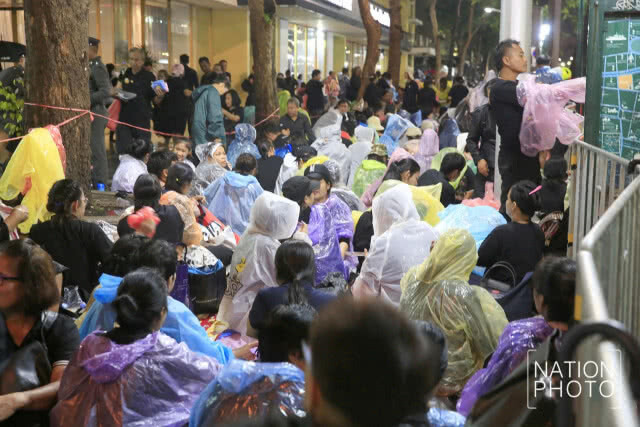 (ภาพชุด) บรรยากาศช่วงค่ำหลังฝนตก
ปชช.มาจับจองพื้นที่
รอผ่านจุดคัดกรอง