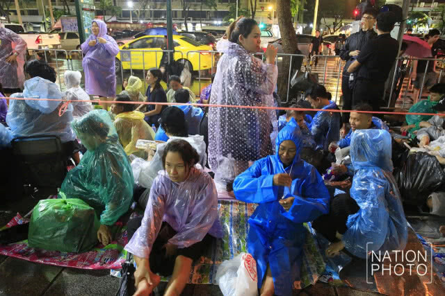 (ภาพชุด) บรรยากาศช่วงค่ำหลังฝนตก
ปชช.มาจับจองพื้นที่
รอผ่านจุดคัดกรอง