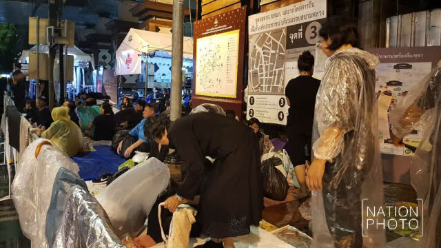 (ภาพชุด) บรรยากาศช่วงค่ำหลังฝนตก
ปชช.มาจับจองพื้นที่
รอผ่านจุดคัดกรอง