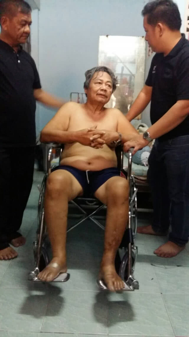 จิตอาสาฯ อ.คลองหลวง จ.ปทุมธานี
มอบรถเข็นวีลแชร์ให้ผู้สูงอายุ - คนพิการ ร่วมงานถวายดอกไม้จันทน์