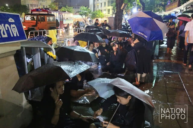 (ภาพชุด) บรรยากาศช่วงค่ำหลังฝนตก
ปชช.มาจับจองพื้นที่
รอผ่านจุดคัดกรอง