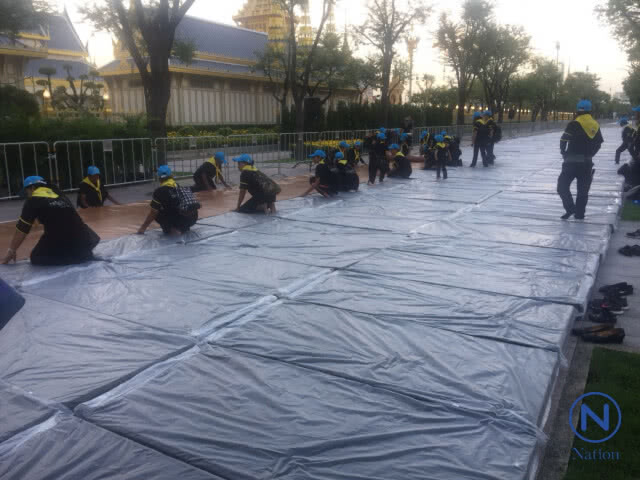 "ในหลวง" ทรงห่วงใยประชาชน
รับสั่งให้นำเบาะมาปูให้รองนั่ง
แก้ปัญหาพื้นร้อน