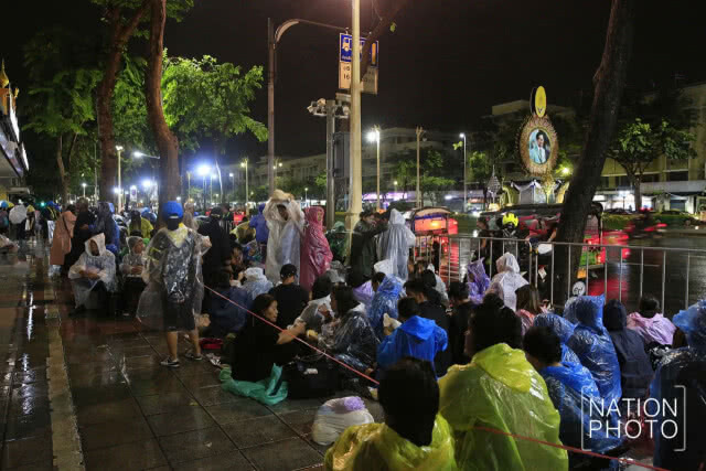 (ภาพชุด) บรรยากาศช่วงค่ำหลังฝนตก
ปชช.มาจับจองพื้นที่
รอผ่านจุดคัดกรอง