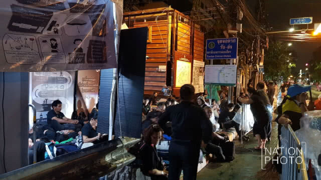 (ภาพชุด) บรรยากาศช่วงค่ำหลังฝนตก
ปชช.มาจับจองพื้นที่
รอผ่านจุดคัดกรอง