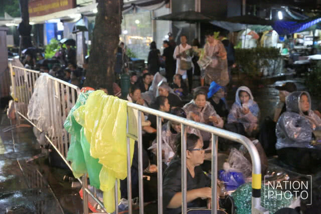 (ภาพชุด) บรรยากาศช่วงค่ำหลังฝนตก
ปชช.มาจับจองพื้นที่
รอผ่านจุดคัดกรอง