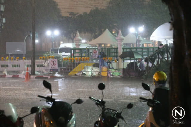 ประชาชนปักหลักนอนรอในท้องสนามหลวงตั้งแต่คืน 23 ต.ค. แม้ฝนตกก็ไม่ถอย