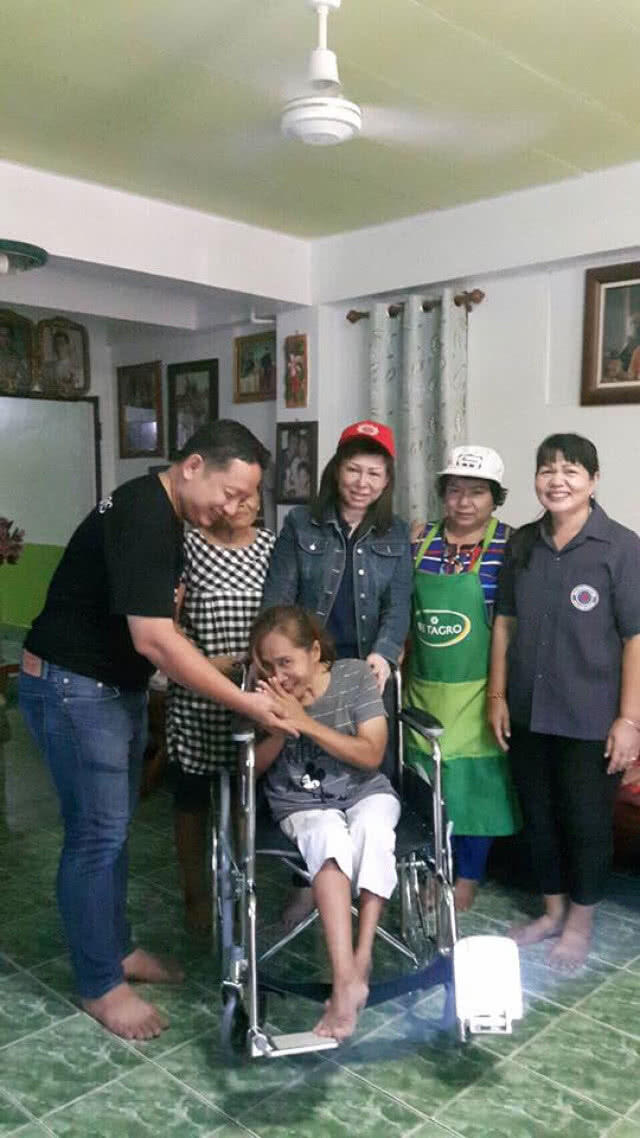 จิตอาสาฯ อ.คลองหลวง จ.ปทุมธานี
มอบรถเข็นวีลแชร์ให้ผู้สูงอายุ - คนพิการ ร่วมงานถวายดอกไม้จันทน์