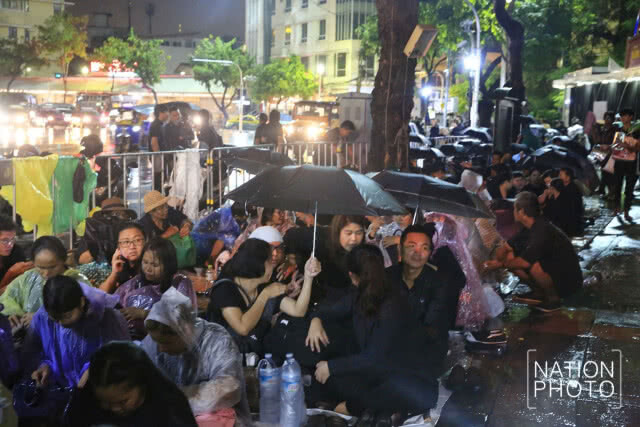(ภาพชุด) บรรยากาศช่วงค่ำหลังฝนตก
ปชช.มาจับจองพื้นที่
รอผ่านจุดคัดกรอง