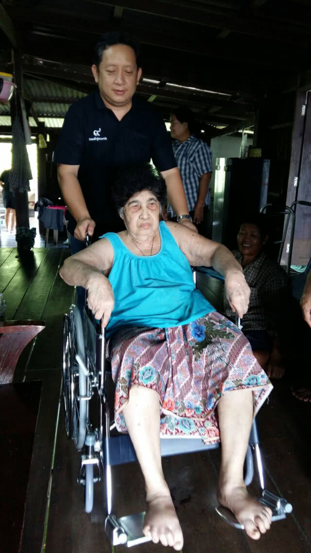 จิตอาสาฯ อ.คลองหลวง จ.ปทุมธานี
มอบรถเข็นวีลแชร์ให้ผู้สูงอายุ - คนพิการ ร่วมงานถวายดอกไม้จันทน์