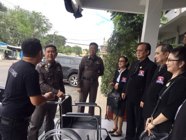 จิตอาสาฯ อ.คลองหลวง จ.ปทุมธานี
มอบรถเข็นวีลแชร์ให้ผู้สูงอายุ - คนพิการ ร่วมงานถวายดอกไม้จันทน์