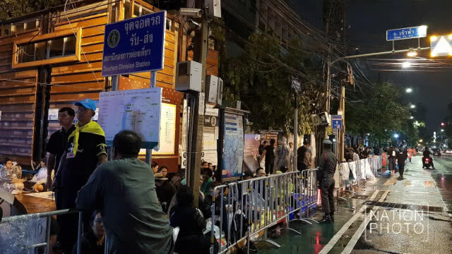 (ภาพชุด) บรรยากาศช่วงค่ำหลังฝนตก
ปชช.มาจับจองพื้นที่
รอผ่านจุดคัดกรอง