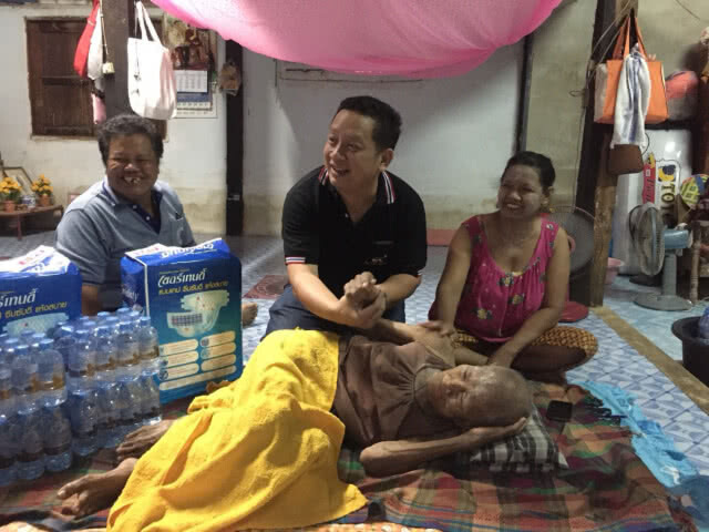 จิตอาสาฯ อ.คลองหลวง จ.ปทุมธานี
มอบรถเข็นวีลแชร์ให้ผู้สูงอายุ - คนพิการ ร่วมงานถวายดอกไม้จันทน์