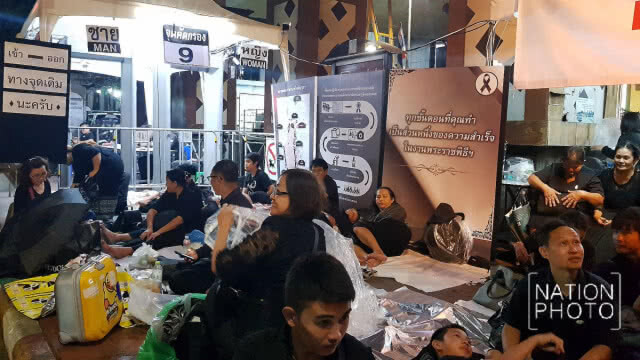 (ภาพชุด) บรรยากาศช่วงค่ำหลังฝนตก
ปชช.มาจับจองพื้นที่
รอผ่านจุดคัดกรอง
