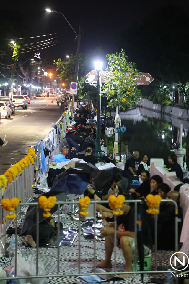 ประชาชนปักหลักนอนรอในท้องสนามหลวงตั้งแต่คืน 23 ต.ค. แม้ฝนตกก็ไม่ถอย