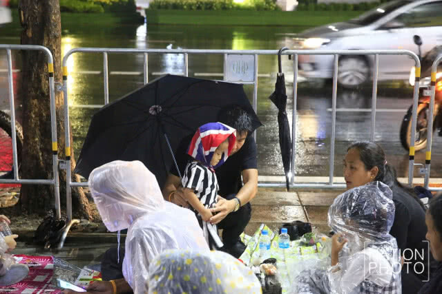 (ภาพชุด) บรรยากาศช่วงค่ำหลังฝนตก
ปชช.มาจับจองพื้นที่
รอผ่านจุดคัดกรอง