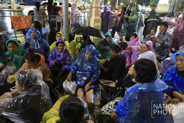 (ภาพชุด) บรรยากาศช่วงค่ำหลังฝนตก
ปชช.มาจับจองพื้นที่
รอผ่านจุดคัดกรอง