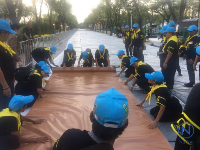 "ในหลวง" ทรงห่วงใยประชาชน
รับสั่งให้นำเบาะมาปูให้รองนั่ง
แก้ปัญหาพื้นร้อน
