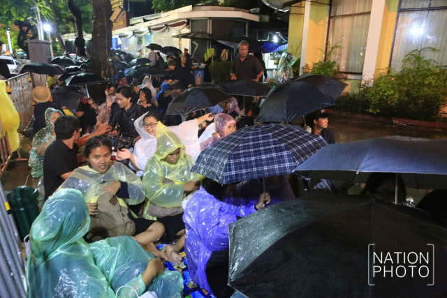 (ภาพชุด) บรรยากาศช่วงค่ำหลังฝนตก
ปชช.มาจับจองพื้นที่
รอผ่านจุดคัดกรอง