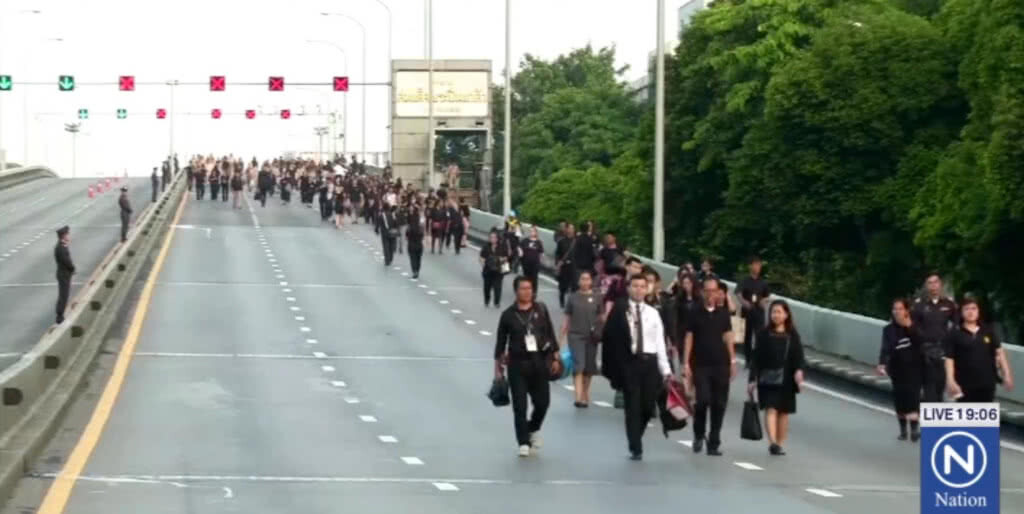ปชช.ต่อแถวเข้าจุดคัดกรองสะพานพระปิ่นเกล้า ปชช.ต่อแถวเข้าจุดคัดกรองสะพานพระปิ่นเกล้า