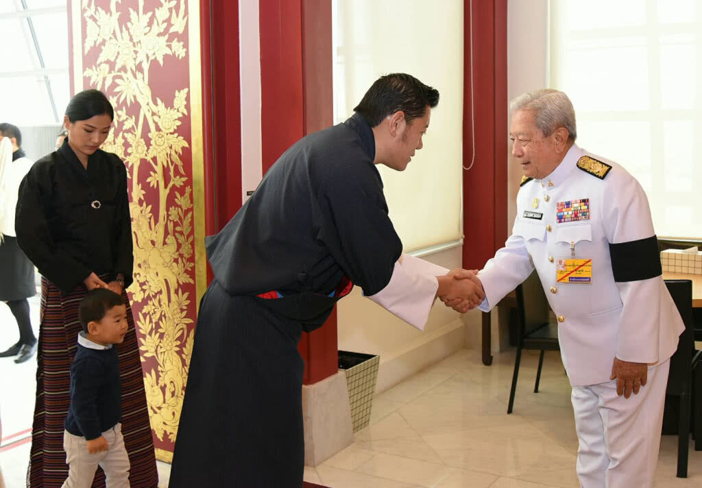 กษัตริย์จิกมี-พระราชินี-พระราชโอรส เสด็จฯ ถึงประเทศไทย กษัตริย์จิกมี-พระราชินี-พระราชโอรส เสด็จฯ ถึงประเทศไทย