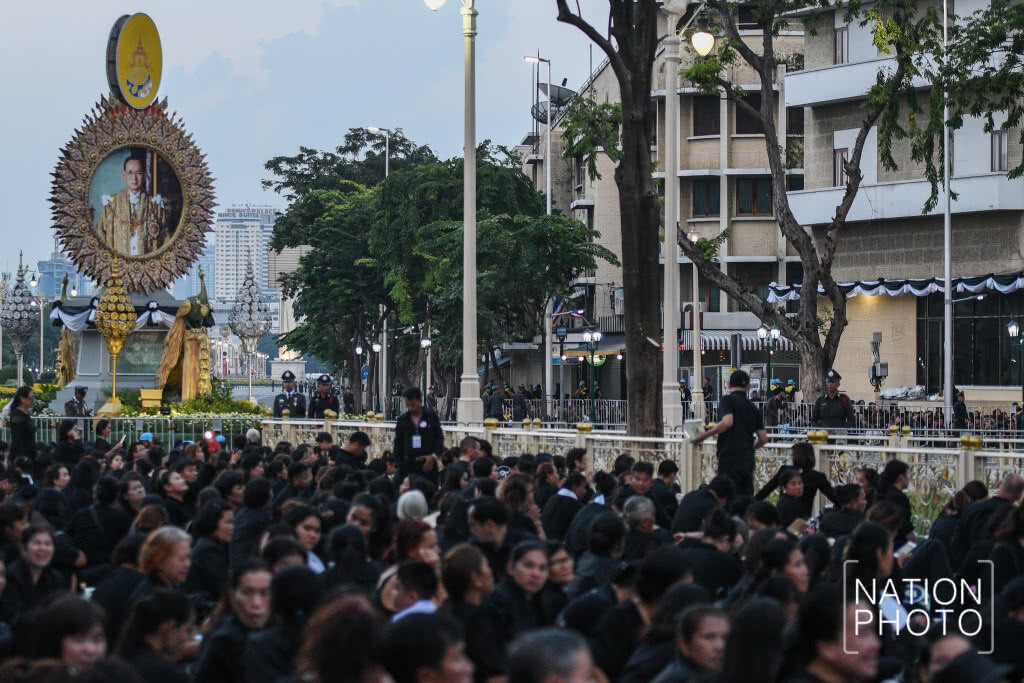 (ภาพชุด) พสกนิกรเนืองแน่น ร่วมพระราชพิธีฯ ยาวตลอดถนนราชดำเนินกลาง (ภาพชุด) พสกนิกรเนืองแน่น ร่วมพระราชพิธีฯ ยาวตลอดถนนราชดำเนินกลาง