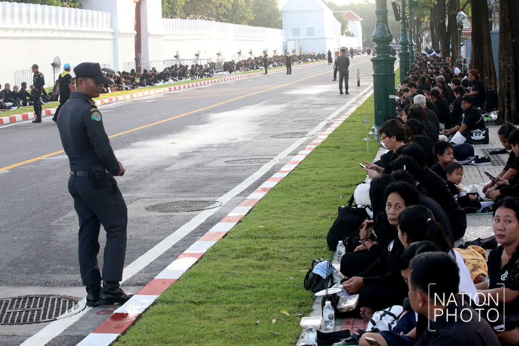 ประชาชนเริ่มเข้าจองพื้นที่ถนนท้ายวัง เพื่อเข้าร่วมพระราชพิธีถวายพระเพลิงพระบรมศพ รัชกาลที่ 9 ประชาชนเริ่มเข้าจองพื้นที่ถนนท้ายวัง เพื่อเข้าร่วมพระราชพิธีถวายพระเพลิงพระบรมศพ รัชกาลที่ 9