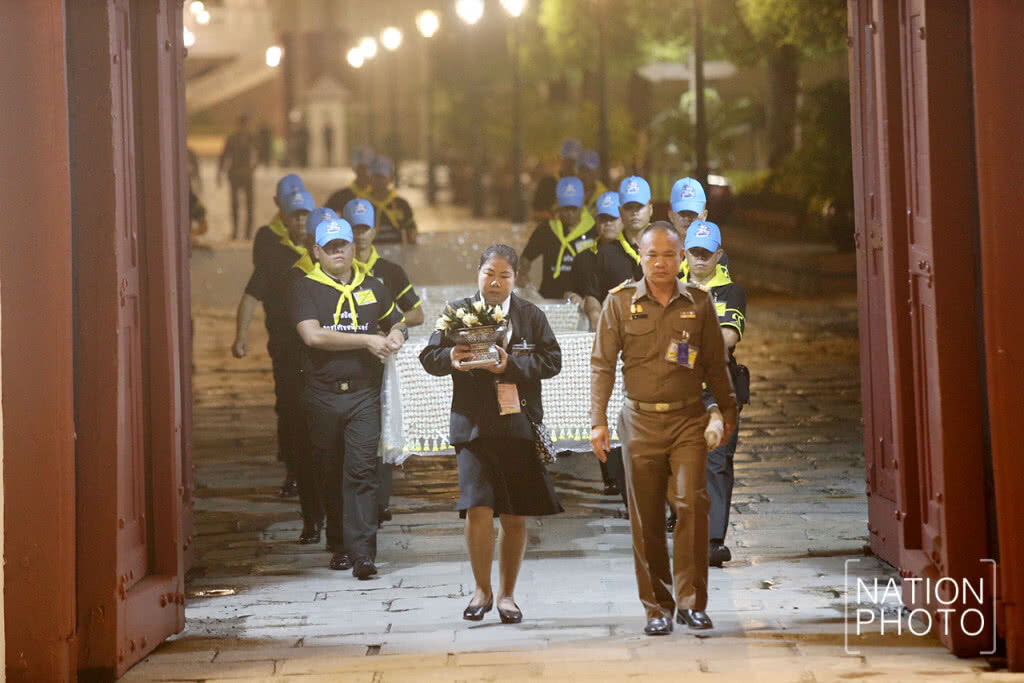 อัญเชิญกรองดอกไม้ฝีพระหัตถ์ สมเด็จพระเทพฯ ประดับชั้นยอดพระจิตกาธาน อัญเชิญกรองดอกไม้ฝีพระหัตถ์ สมเด็จพระเทพฯ ประดับชั้นยอดพระจิตกาธาน
