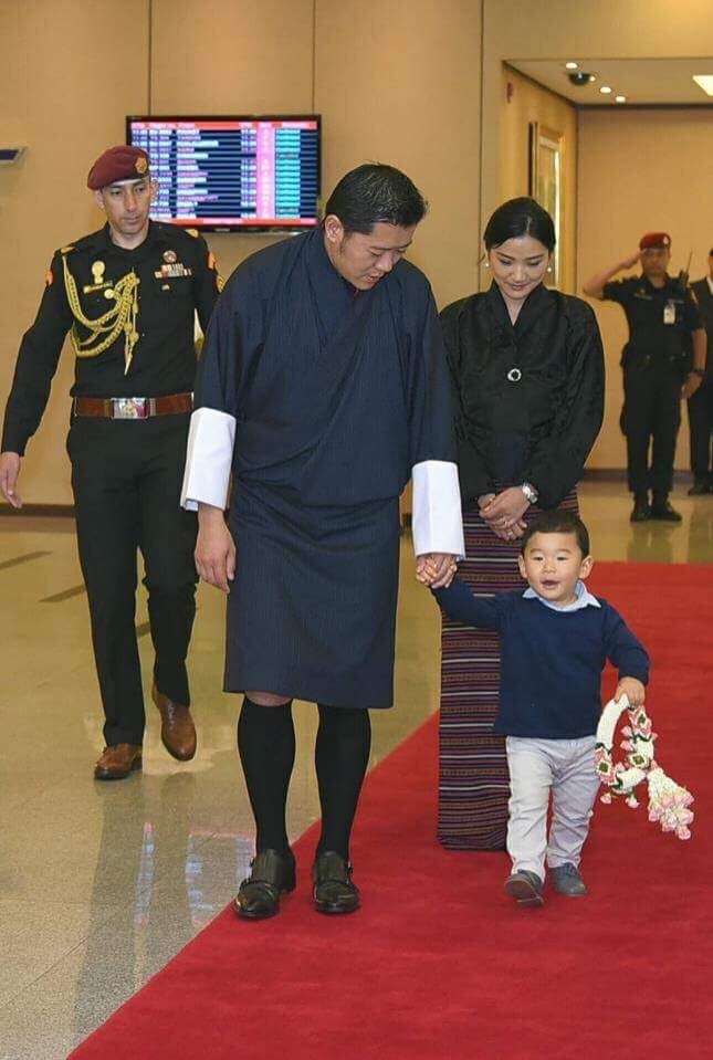 กษัตริย์จิกมี-พระราชินี-พระราชโอรส  เสด็จฯ ถึงประเทศไทย