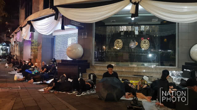 ปชช. ทยอยจับจองที่นั่งรอเข้าสนามหลวง ที่จุดคัดกรอง 9 แม้ฝนตก