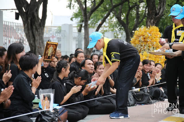 พระเจ้าหลานเธอพระองค์เจ้าทีปังกรรัศมีโชติ ประทานอาหารแก่พสกนิกร